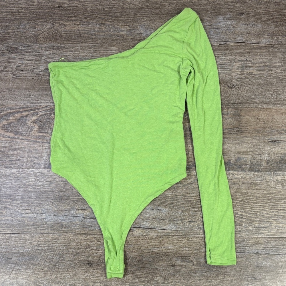 💚 Naked Wardrobe One-Shoulder Long Sleeve Bodysuit – Lime Green (Size M)